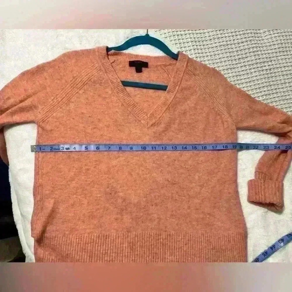 J. Crew Supersoft Yarn V-neck Sweater in Heather Blossom Size XS Style H3911 - Picture 8 of 8